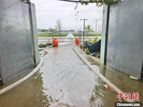 台风“普拉桑”过境后暴雨侵袭申城 28辆移动泵车出动抢排积水